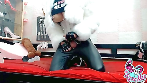 Sexy babe in black lingerie shows off tight booty to fuck