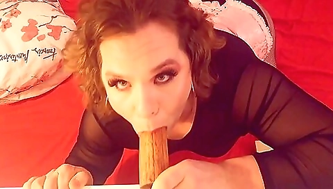 Sexy brunette babe plays with her slit in this video