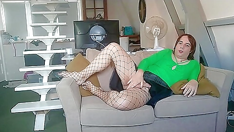 French redhead masturbates in bedroom in homemade video