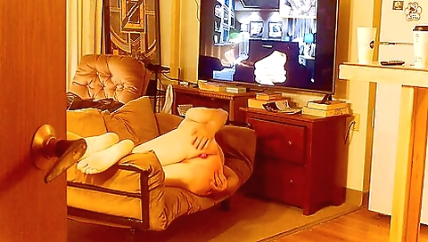 Amateur with a nice round ass sucks vibrator till it's her